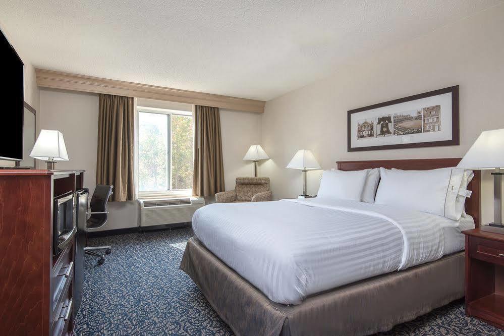 Holiday Inn Express & Suites Philadelphia - Mt Laurel By Ihg Маунт-Лорел Экстерьер фото
